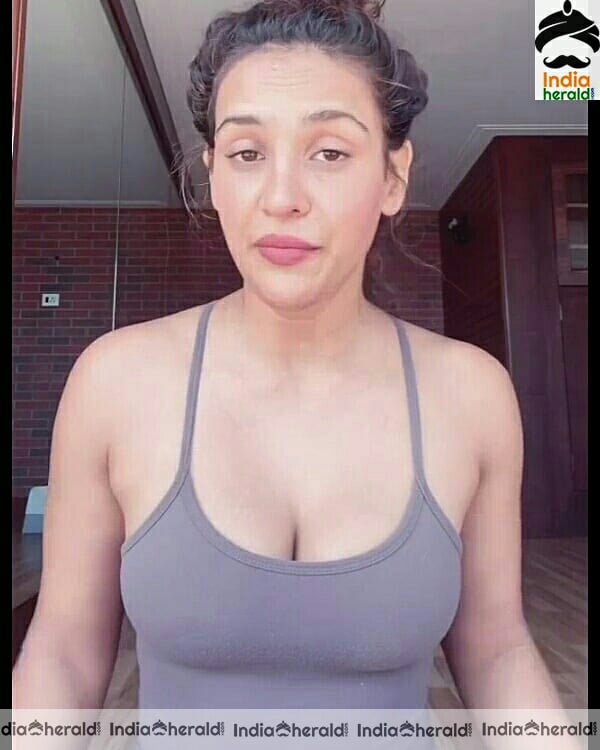 Aisha Sharma Hot Sleeveless Baniyan Stills