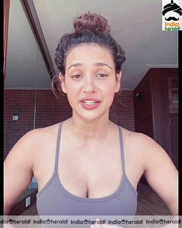 Aisha Sharma Hot Sleeveless Baniyan Stills