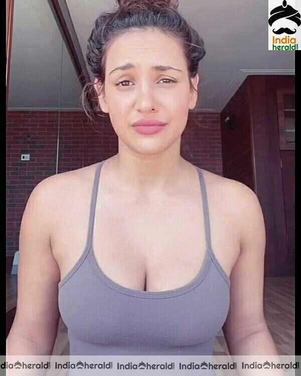 Aisha Sharma Hot Sleeveless Baniyan Stills