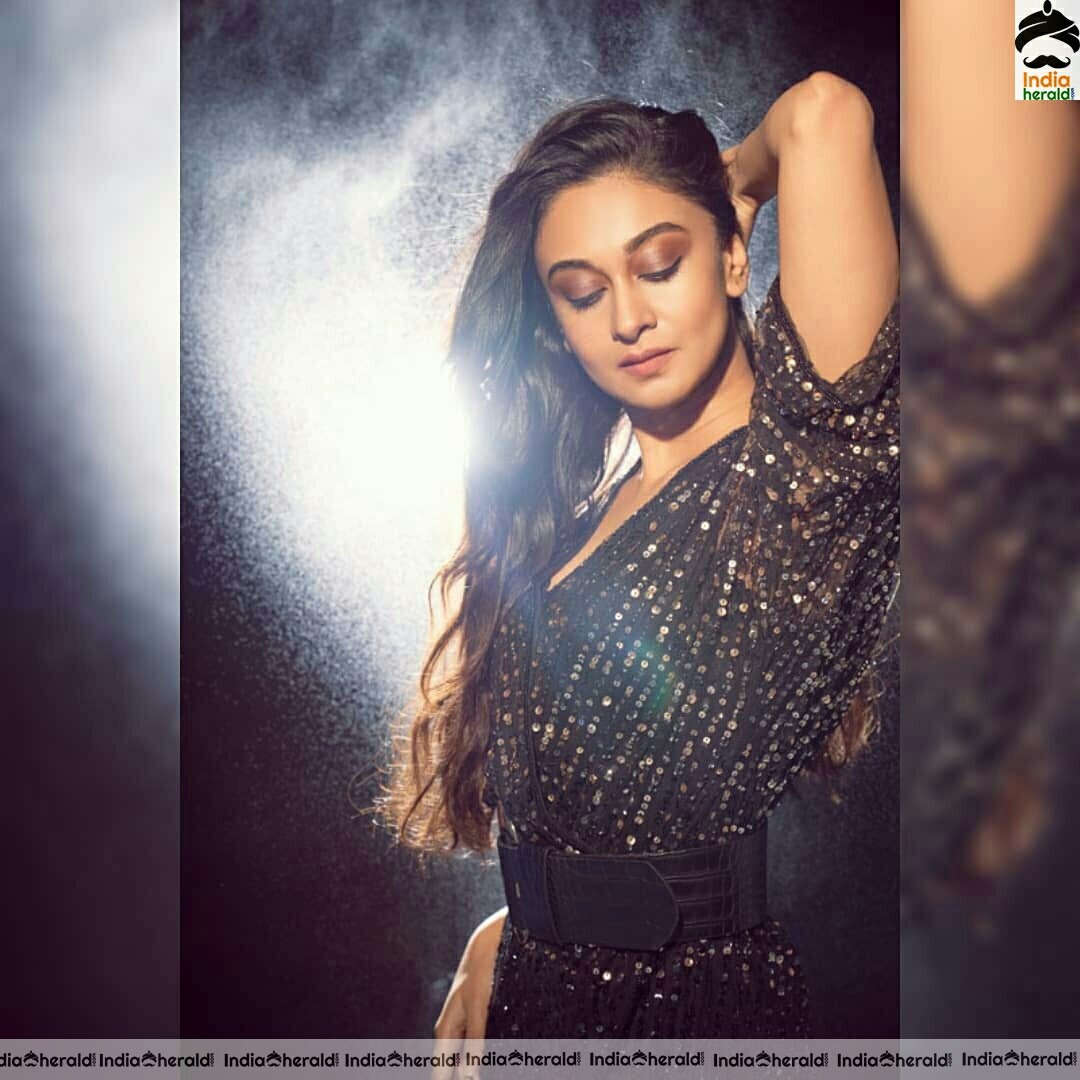 Aishwarya Arjun Silhouette Photoshoot