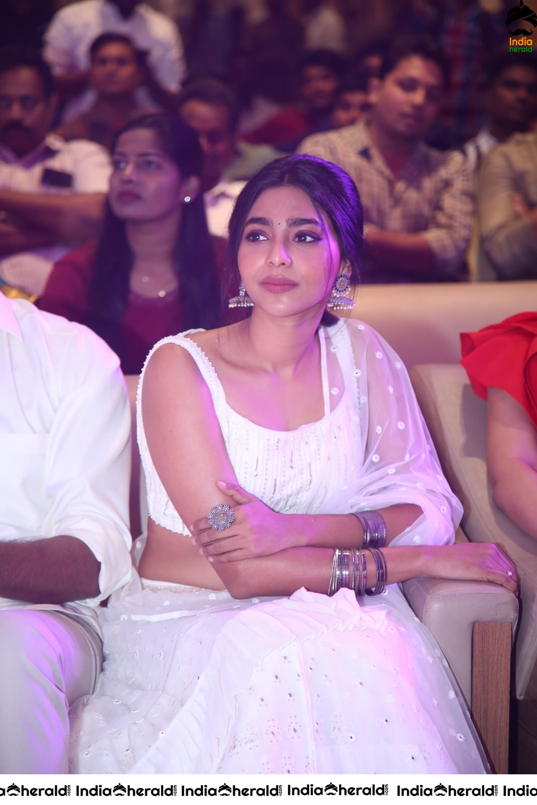 Aishwarya Lekshmi Shows her Teasing Hot Waistline On the Stage at Action Event Set 1
