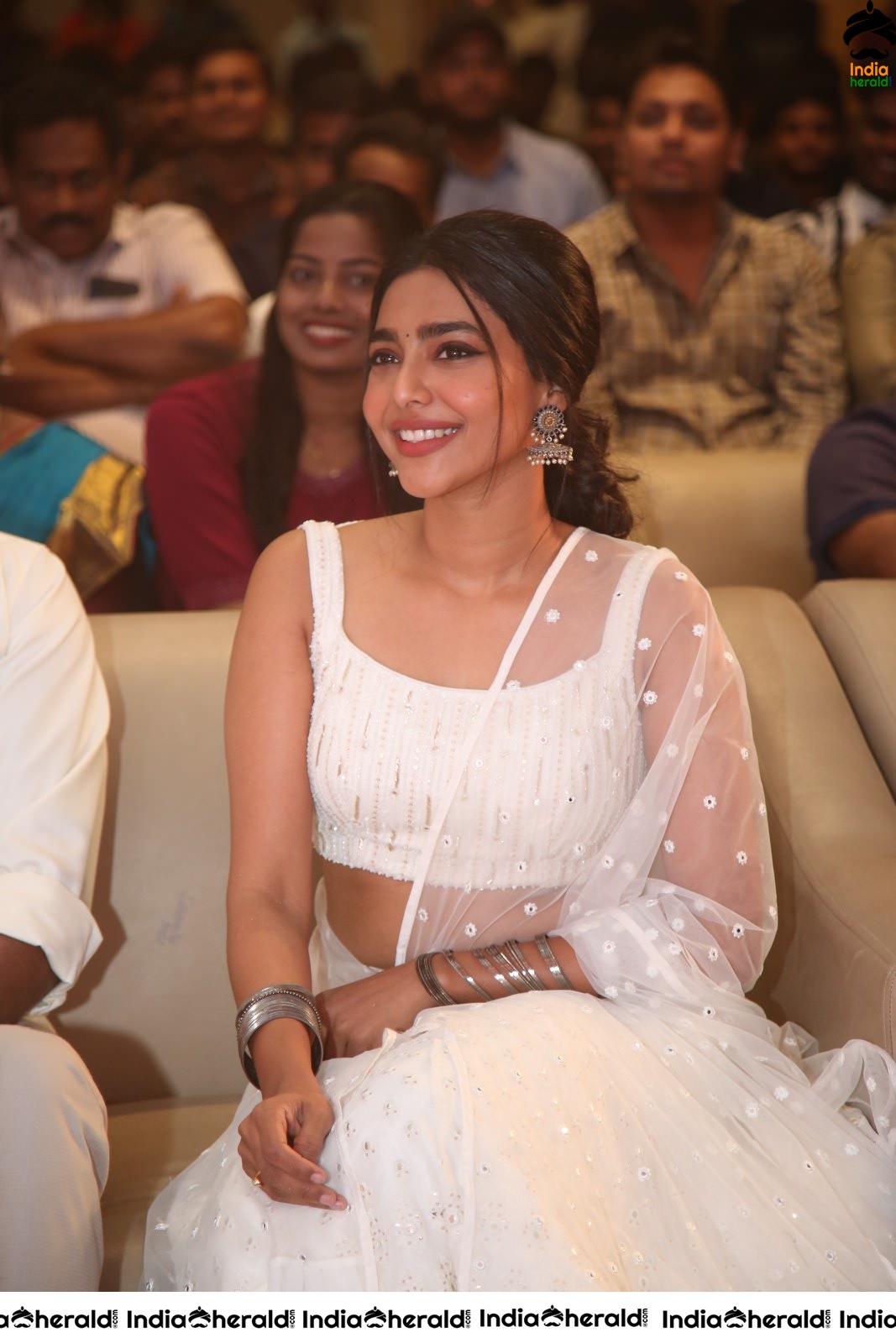 Aishwarya Lekshmi Shows her Teasing Hot Waistline On the Stage at Action Event Set 1