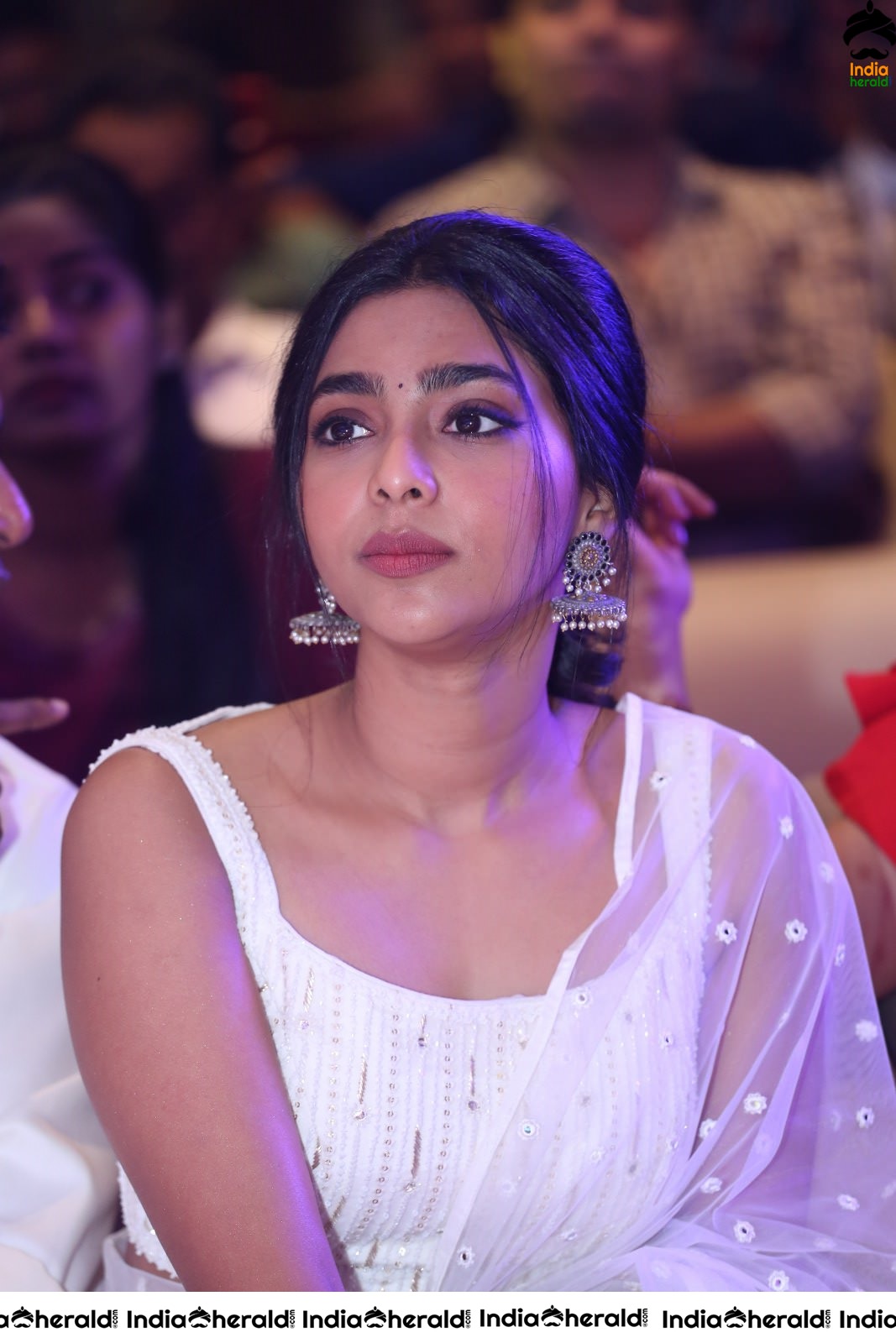 Aishwarya Lekshmi Shows her Teasing Hot Waistline On the Stage at Action Event Set 1