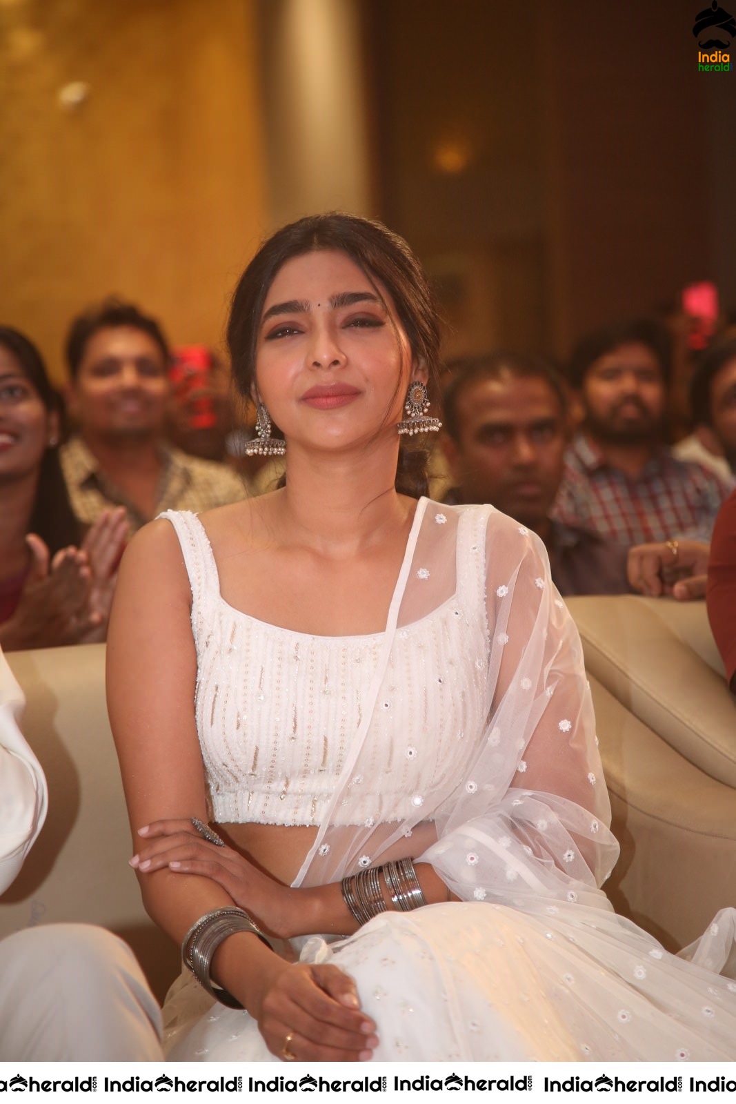 Aishwarya Lekshmi Shows her Teasing Hot Waistline On the Stage at Action Event Set 1