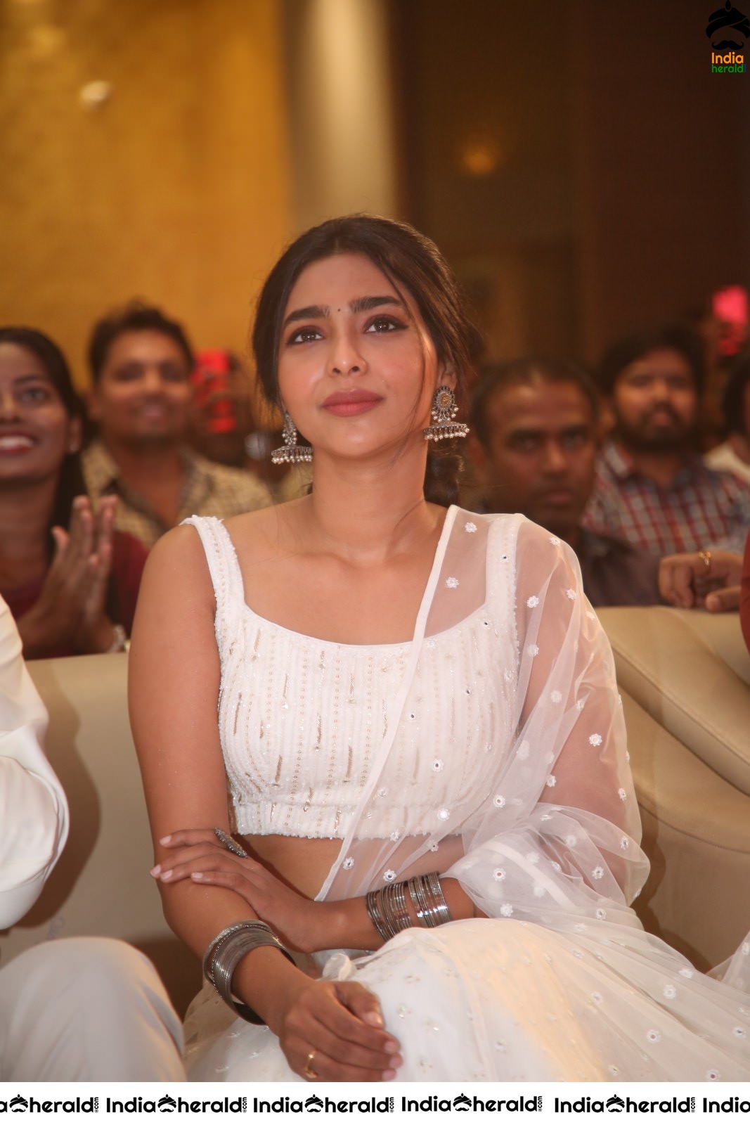 Aishwarya Lekshmi Shows her Teasing Hot Waistline On the Stage at Action Event Set 1