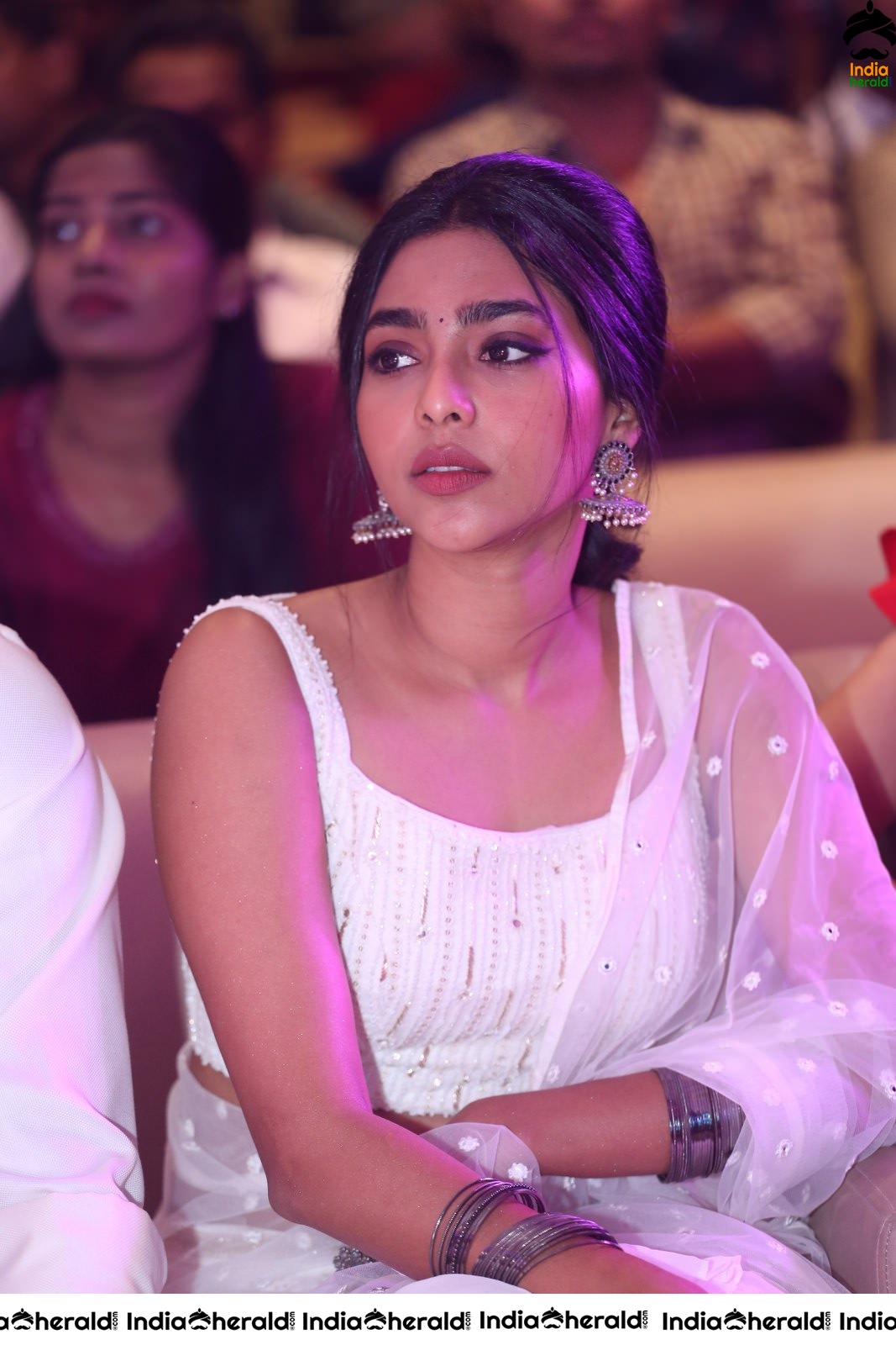 Aishwarya Lekshmi Shows her Teasing Hot Waistline On the Stage at Action Event Set 2