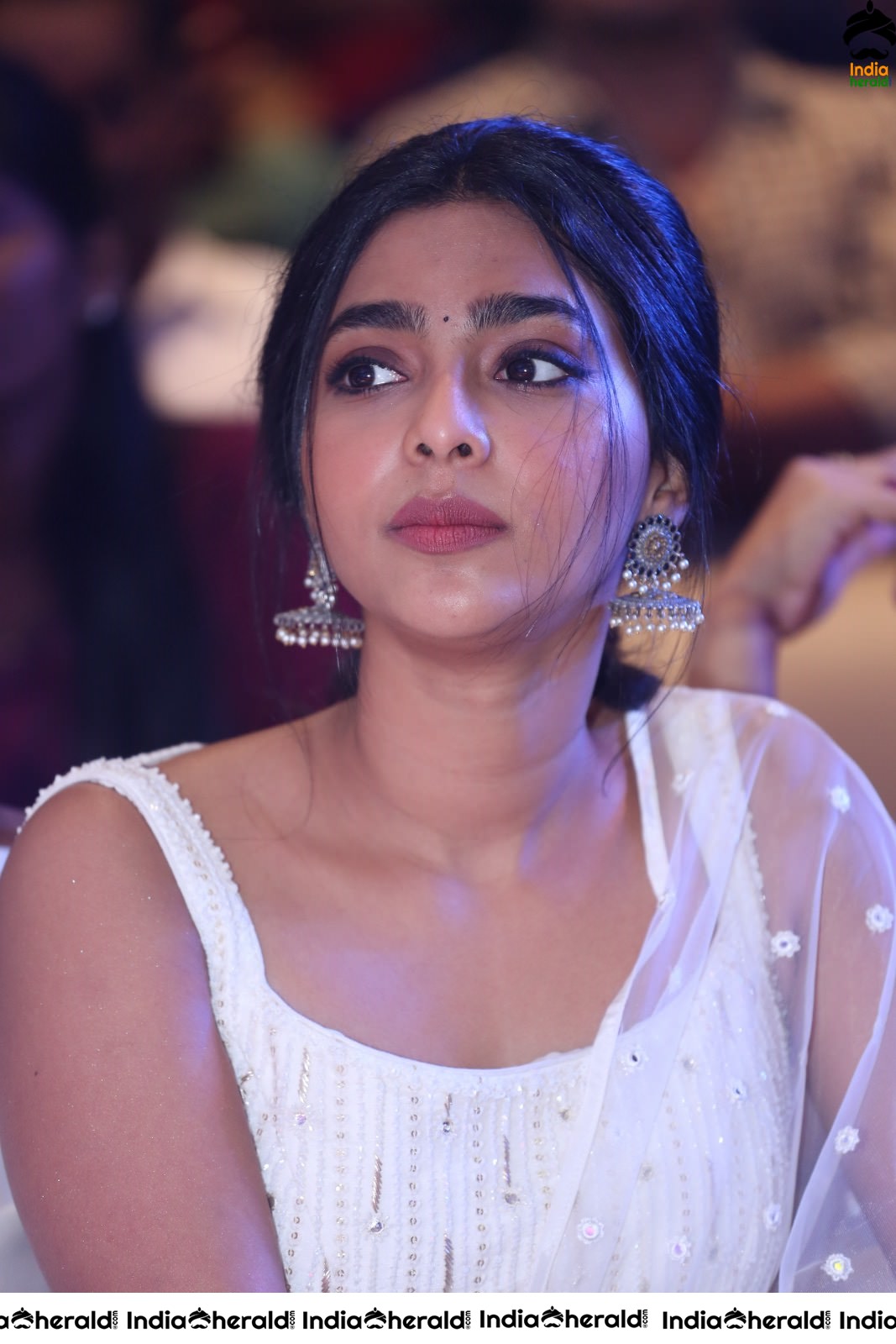 Aishwarya Lekshmi Shows her Teasing Hot Waistline On the Stage at Action Event Set 2