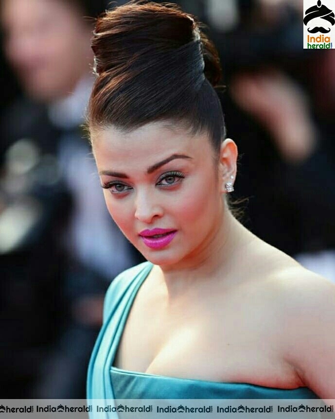 Cannes 2023 Urvashi Rautelas Ink Blue Lip Colour Reminds Fans Of Aishwarya  Rai Bachchan  News18