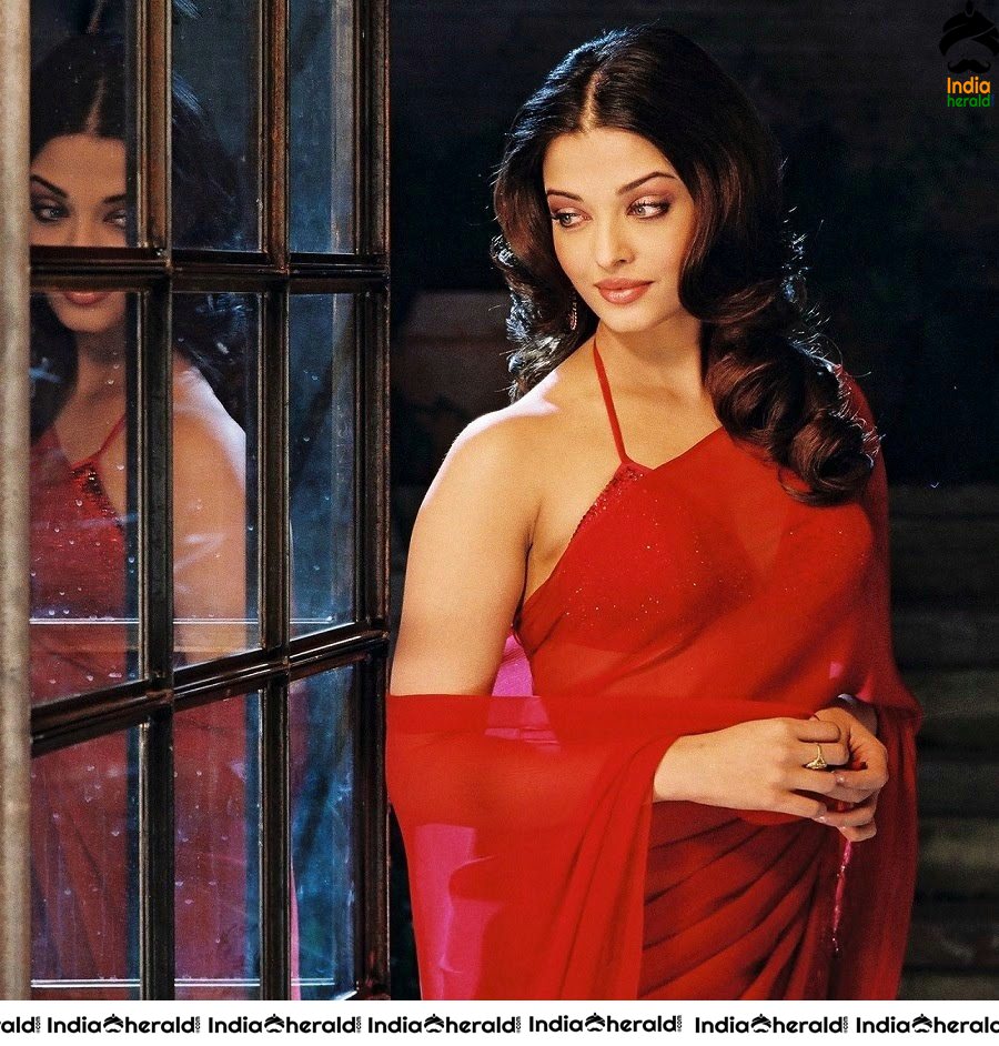 Aishwarya Rai Hot in Transparent Saree flaunting her Midriff and Navel