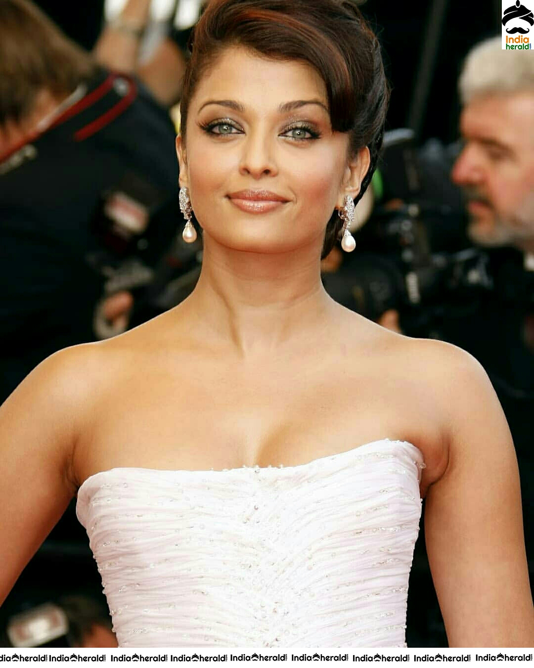 Aishwarya Rai Show Casing Massive Cleavage In White Dress