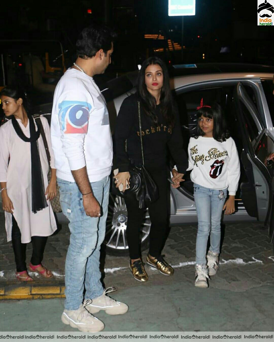 Aishwarya Rai spotted with her daughter and hubby at Mumbai Airport