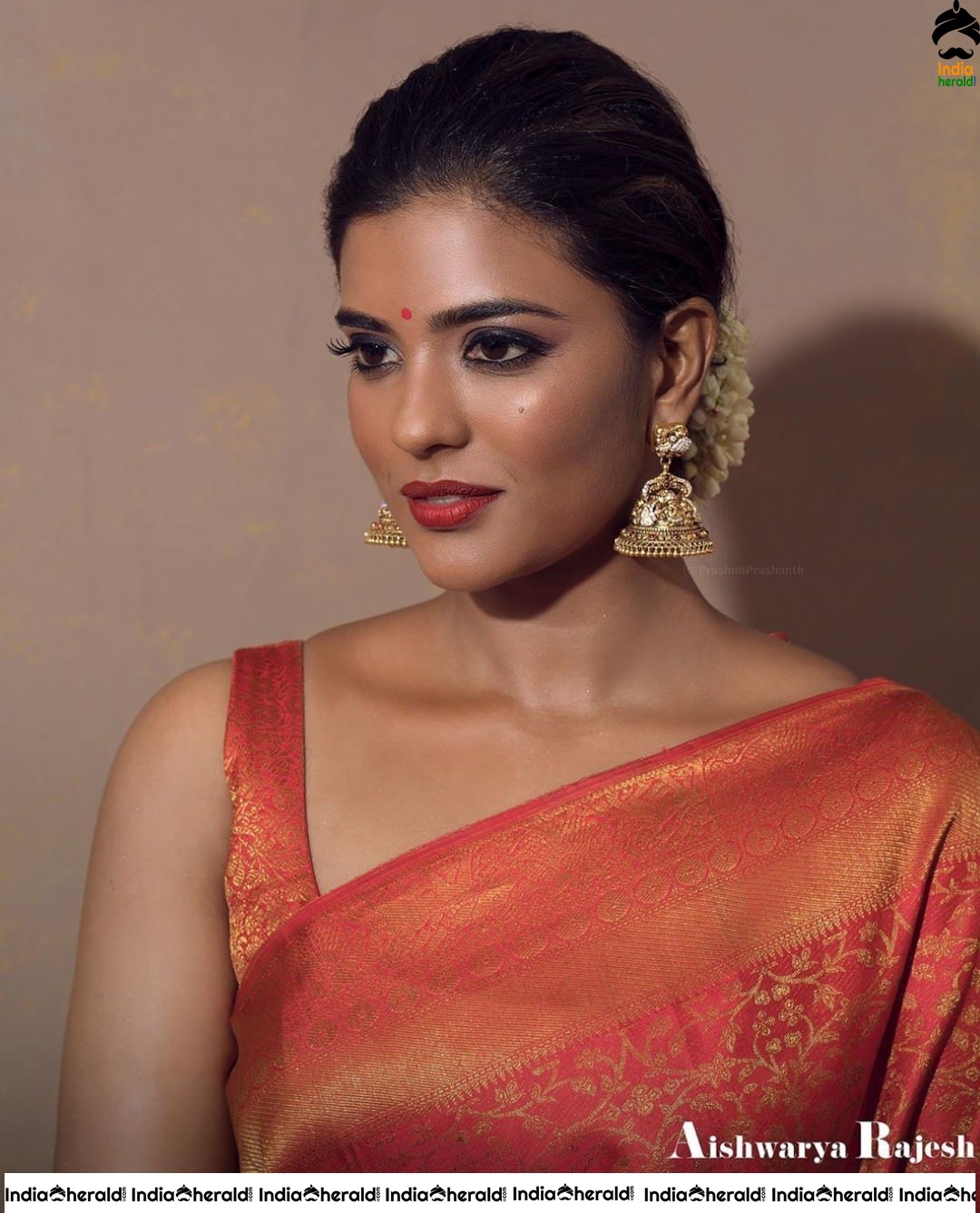 Aishwarya Rajesh Hot in Sleeveless Blouse