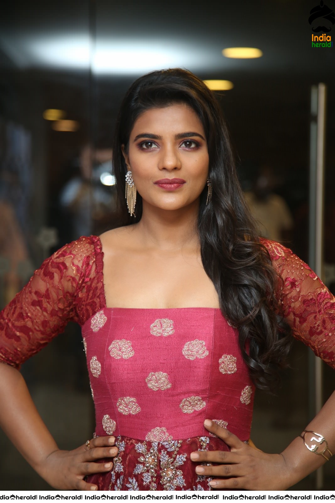 Aishwarya Rajesh Looking Elegant in Maroon Traditional Dress Set 1