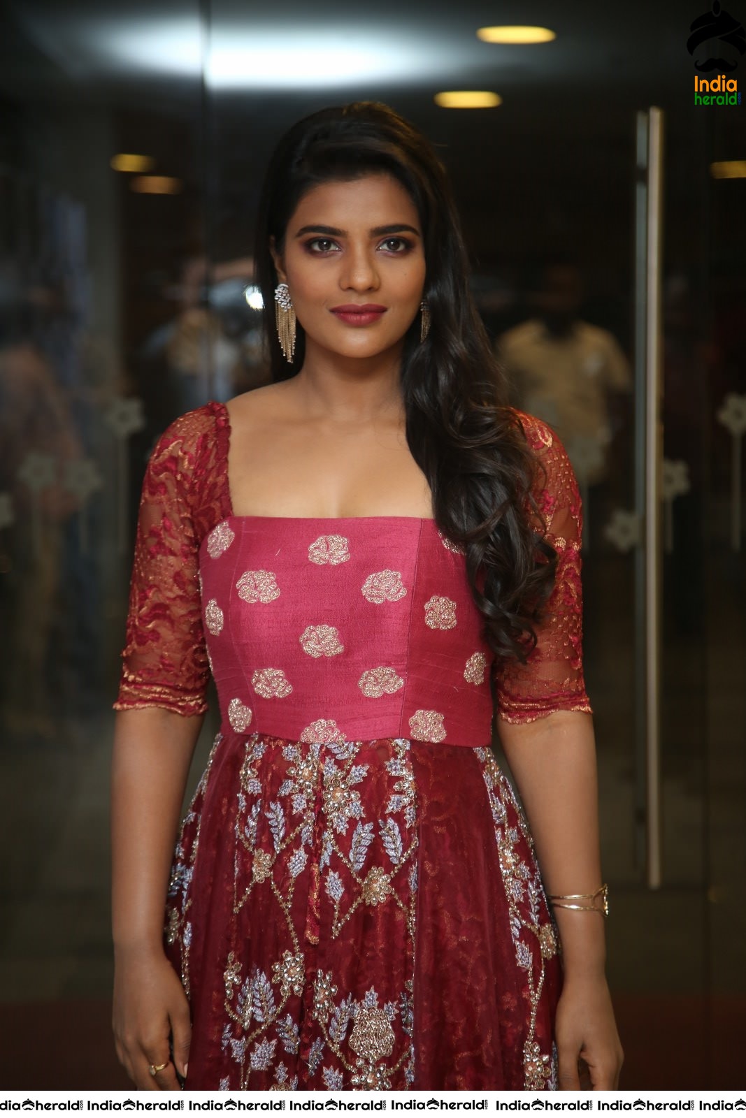 Aishwarya Rajesh Looking Elegant in Maroon Traditional Dress Set 1