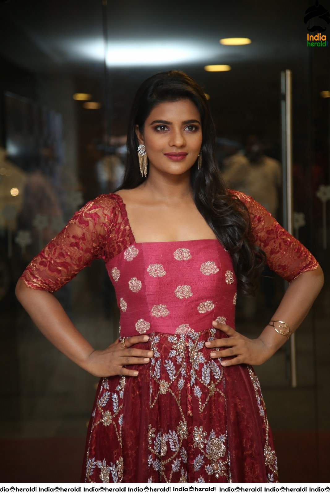 Aishwarya Rajesh Looking Elegant in Maroon Traditional Dress Set 1