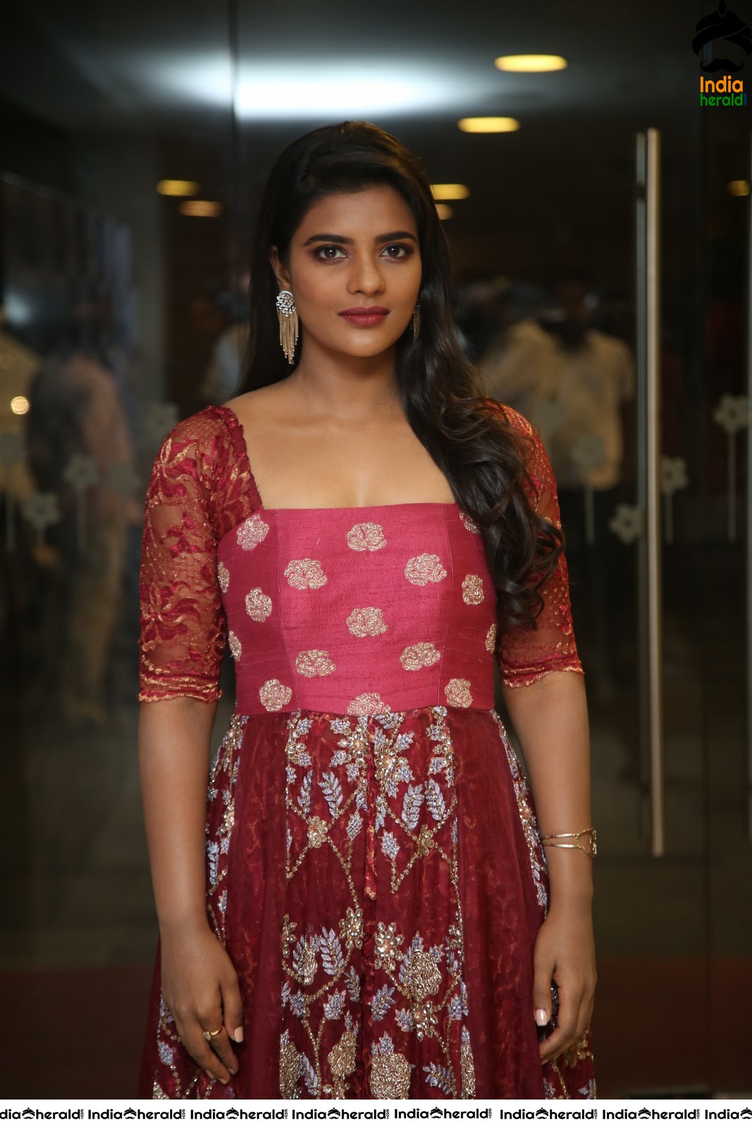 Aishwarya Rajesh Looking Elegant in Maroon Traditional Dress Set 1