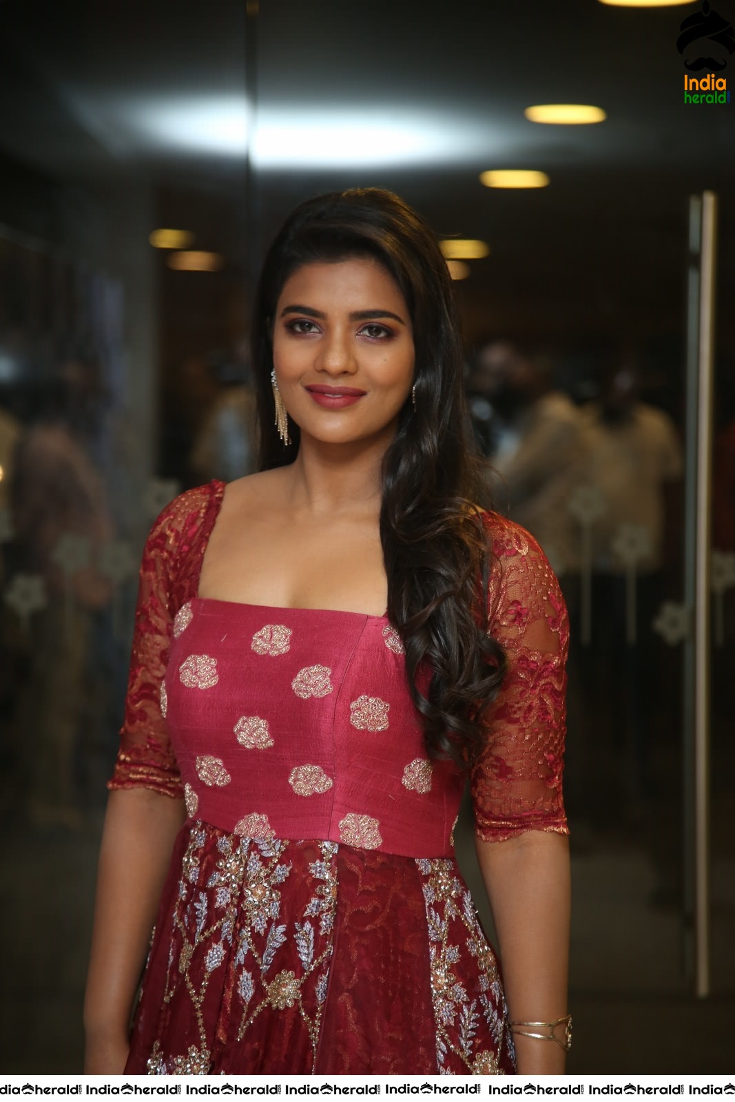 Aishwarya Rajesh Looking Elegant in Maroon Traditional Dress Set 1