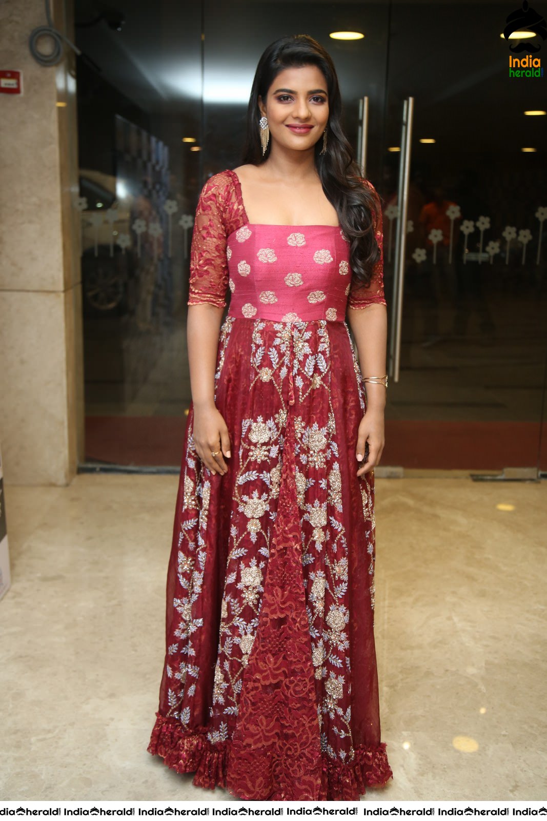 Aishwarya Rajesh Looking Elegant in Maroon Traditional Dress Set 2