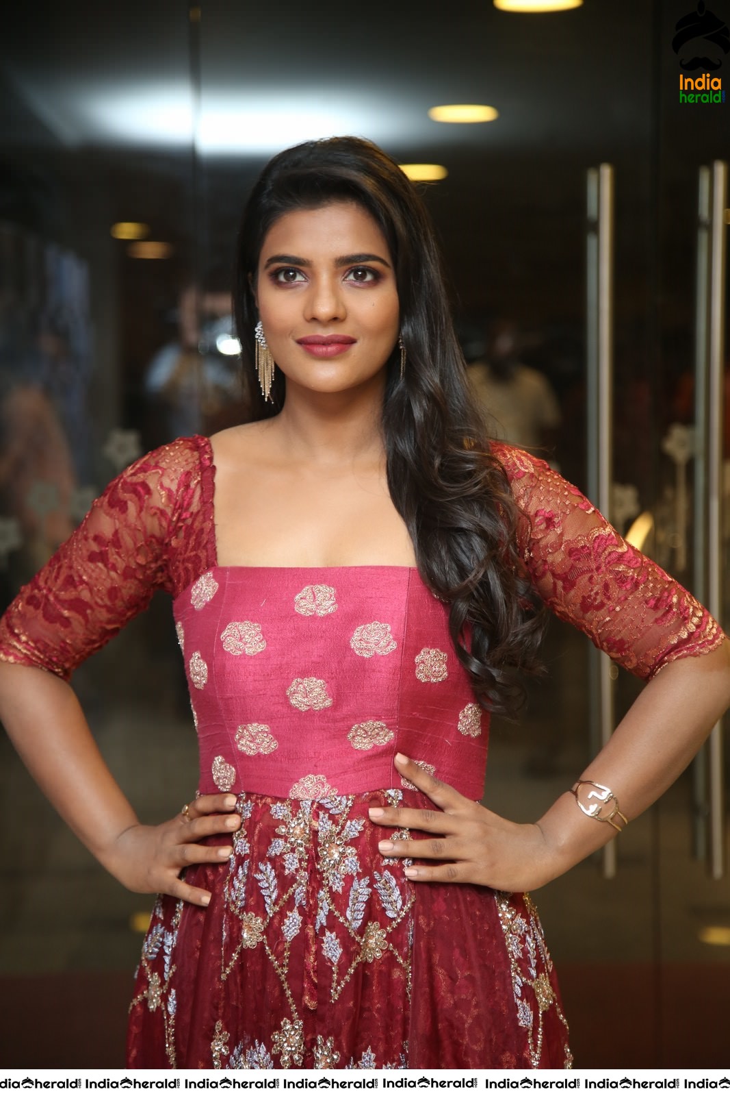 Aishwarya Rajesh Looking Elegant in Maroon Traditional Dress Set 2