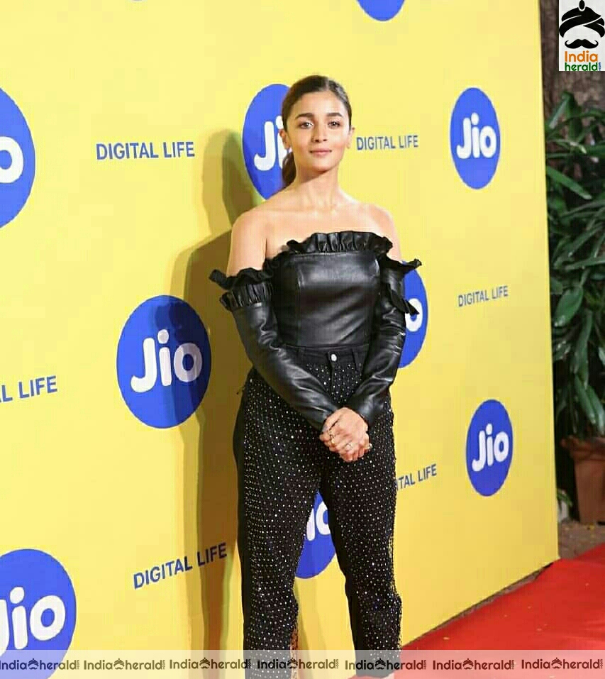 Alia Bhatt Hot At MAMI Awards 2019