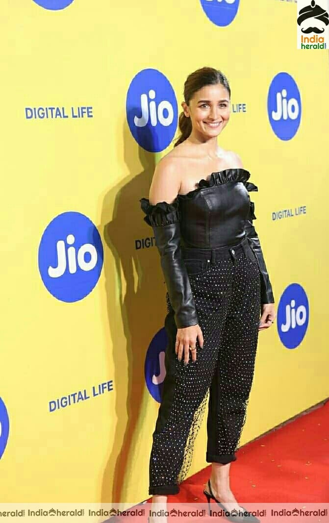 Alia Bhatt Hot At MAMI Awards 2019
