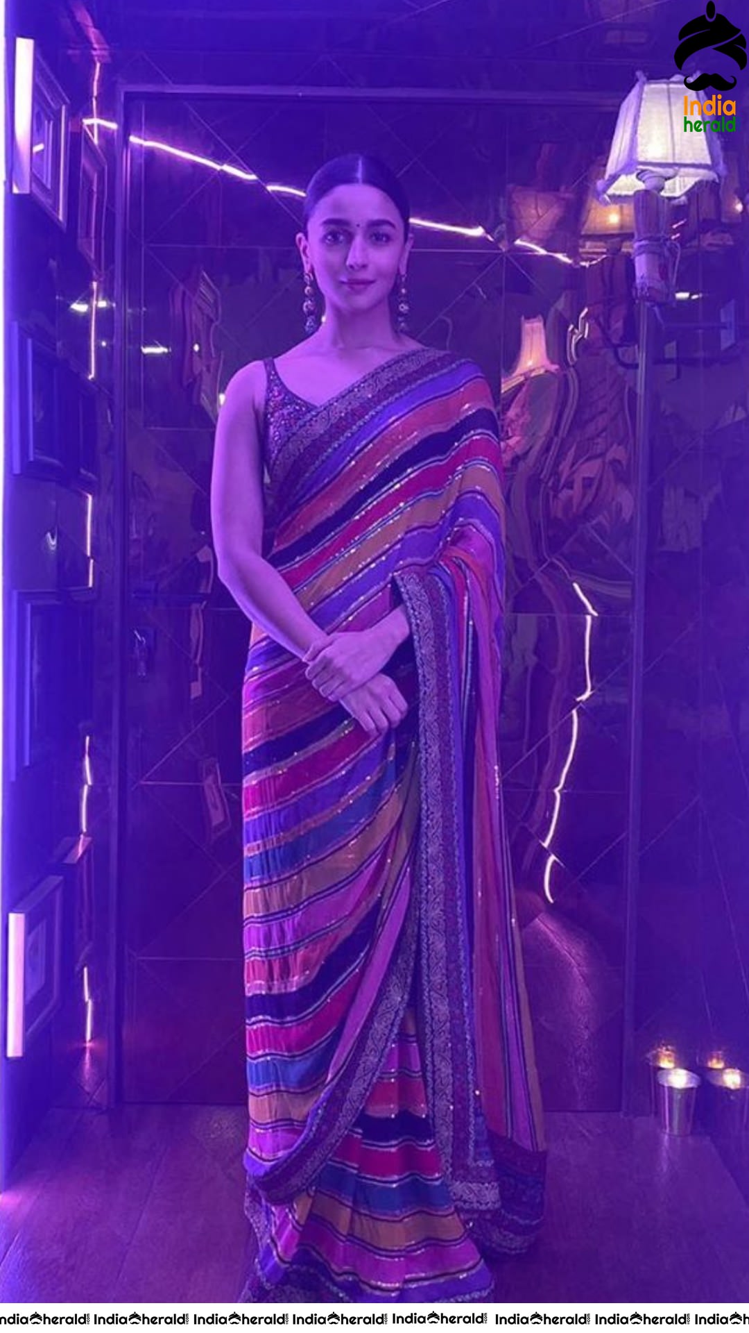 Alia Bhatt Hot in Sleeveless Blose and Saree at an Award Show