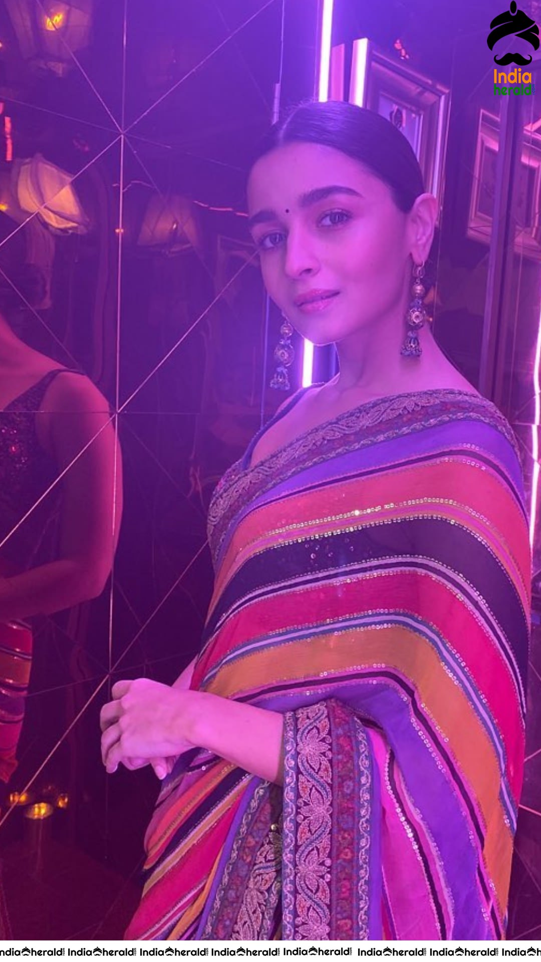 Alia Bhatt Hot in Sleeveless Blose and Saree at an Award Show