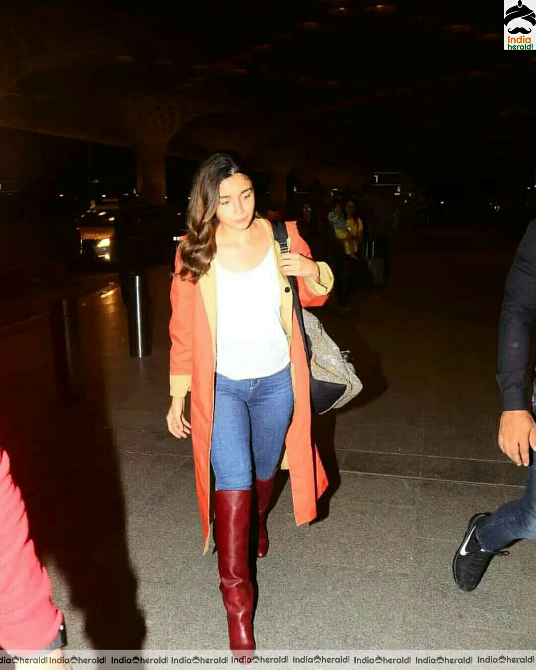 Alia spotted at Delhi airport