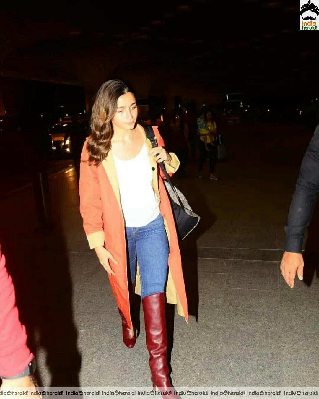 Alia spotted at Delhi airport
