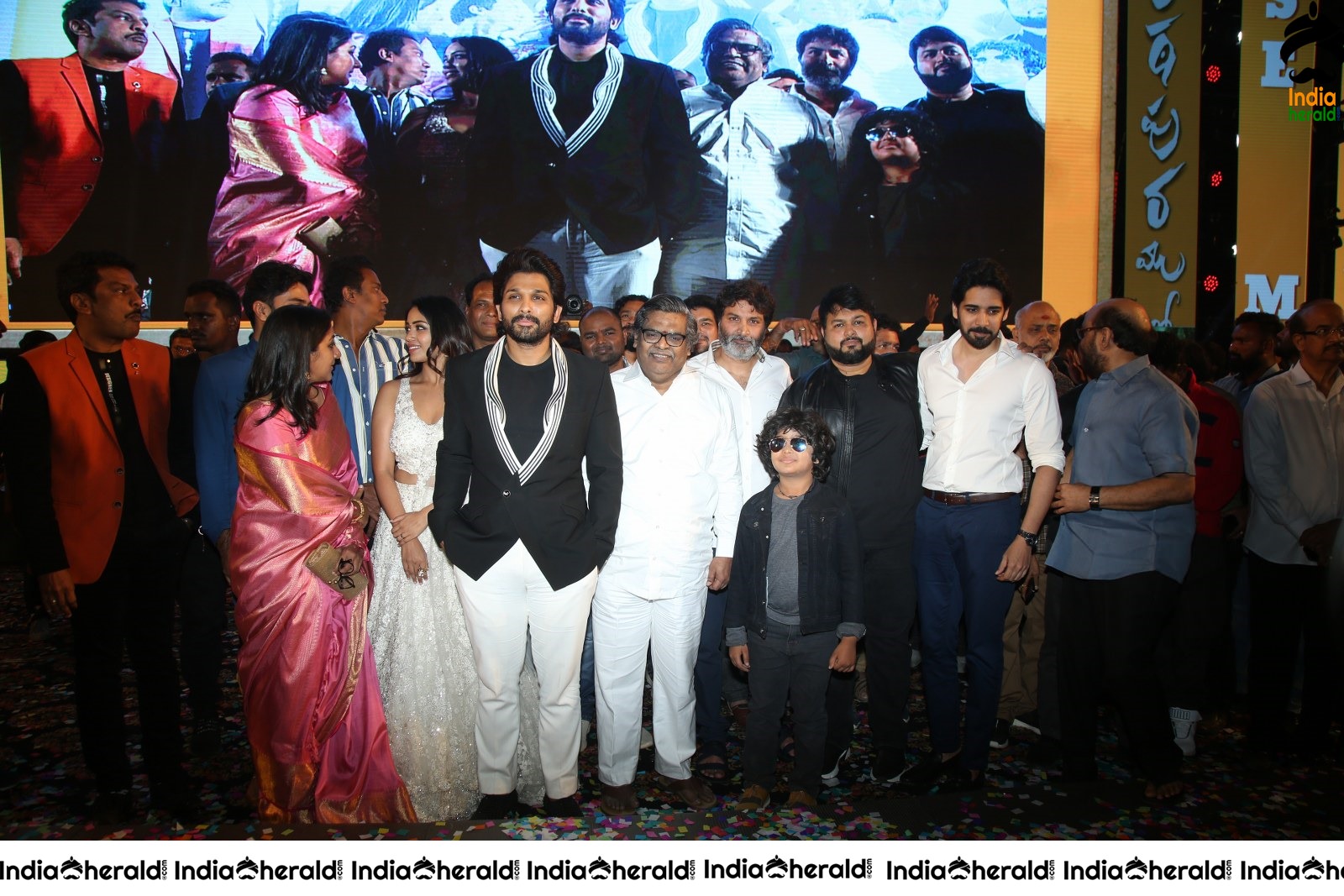 Allu Arjun Group Photos with the team of AV Set 1