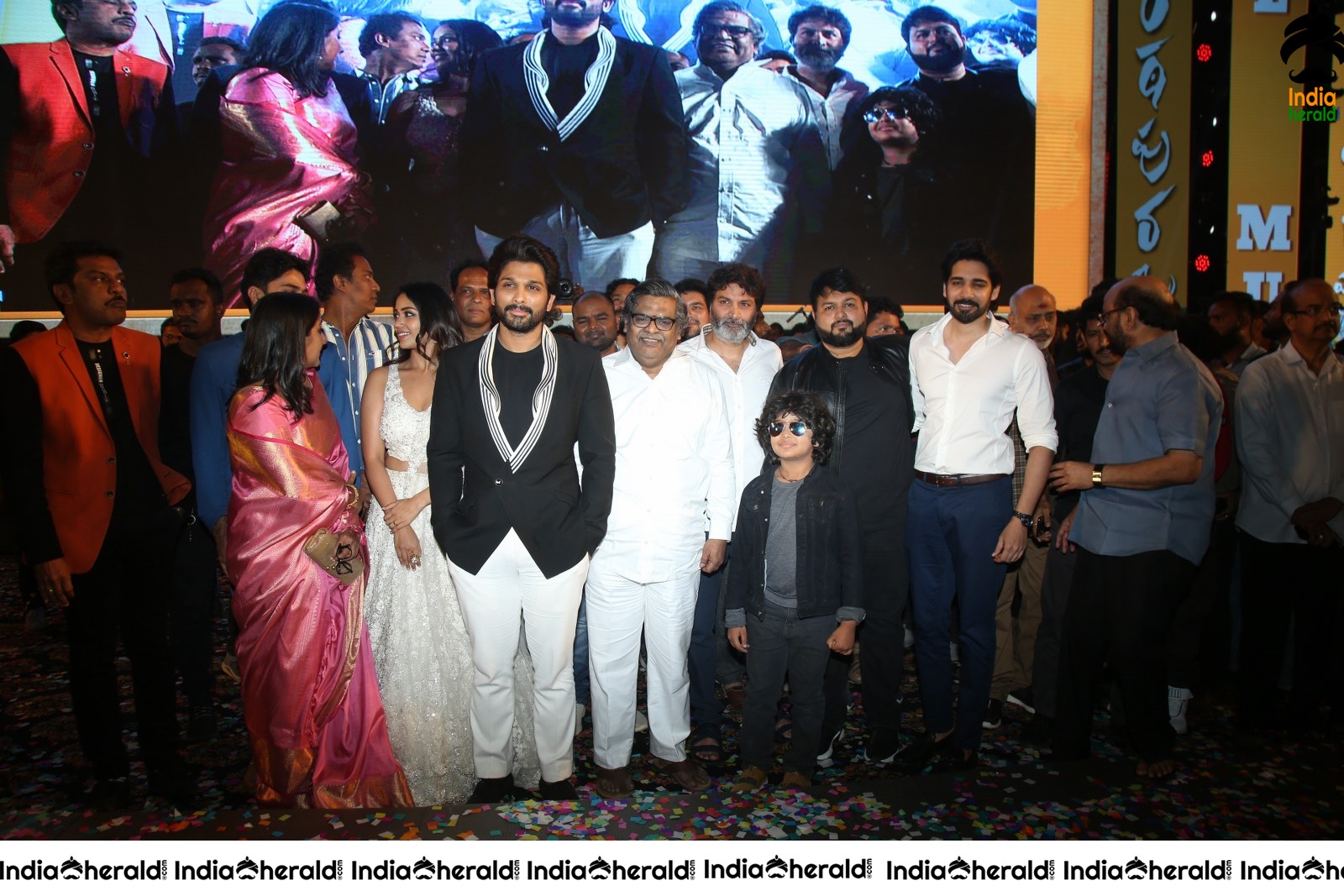 Allu Arjun Group Photos with the team of AV Set 1