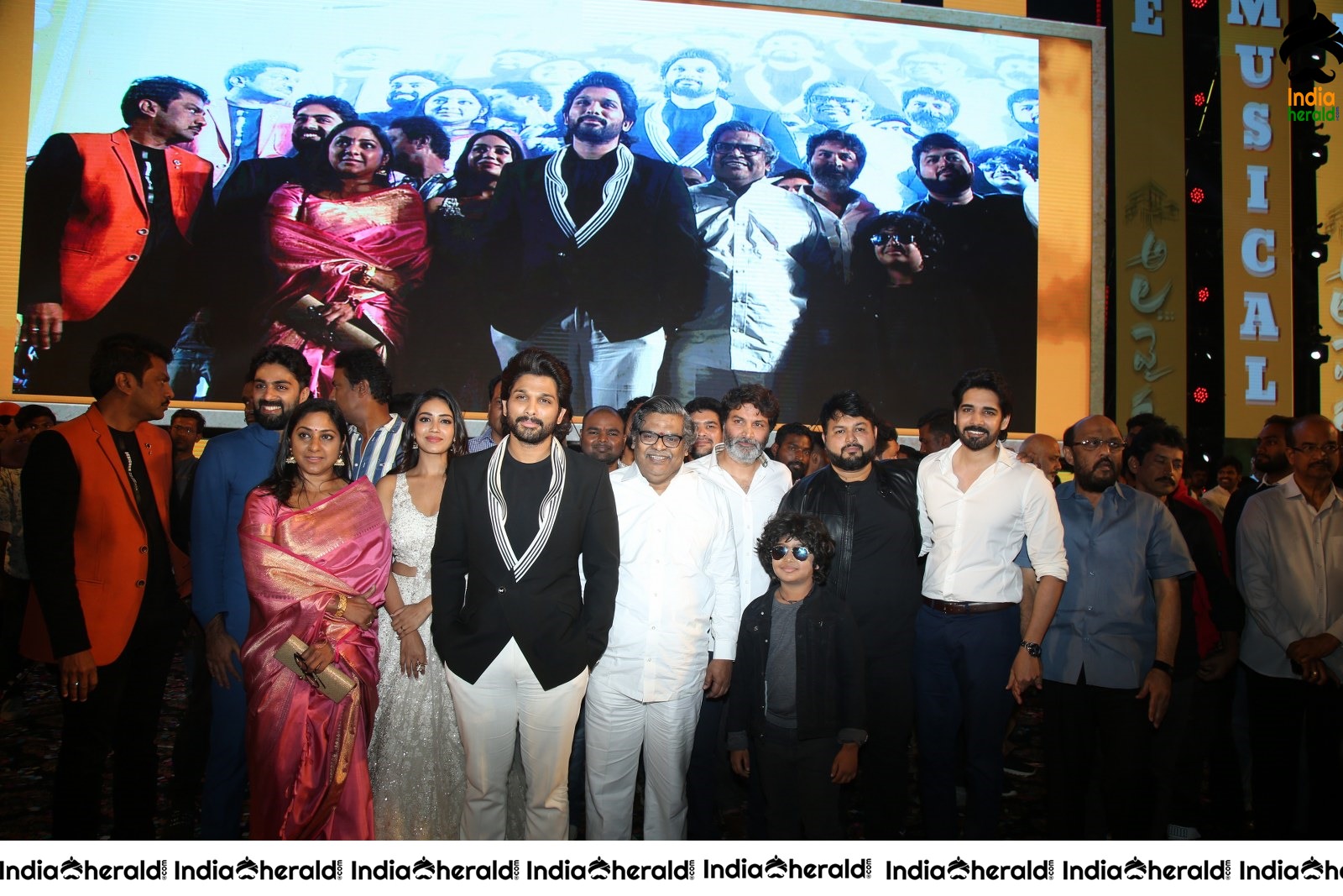 Allu Arjun Group Photos with the team of AV Set 1