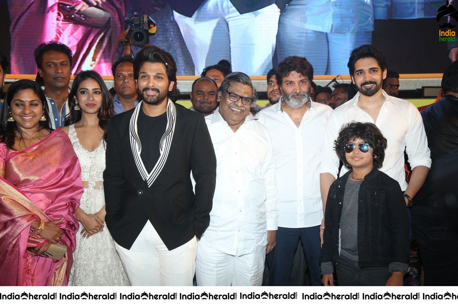 Allu Arjun Group Photos with the team of AV Set 1