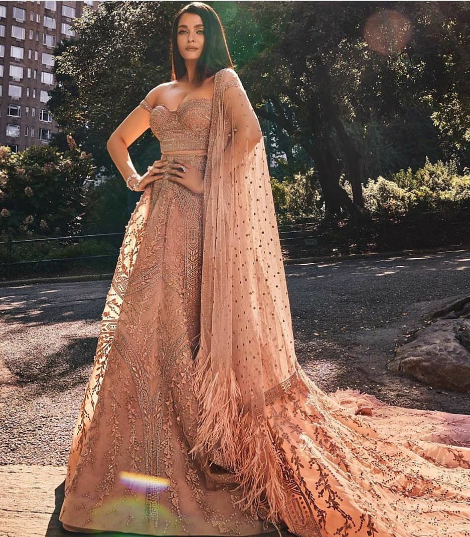 Alluring Aishwarya Rai Looking Hot In These Photoshoot