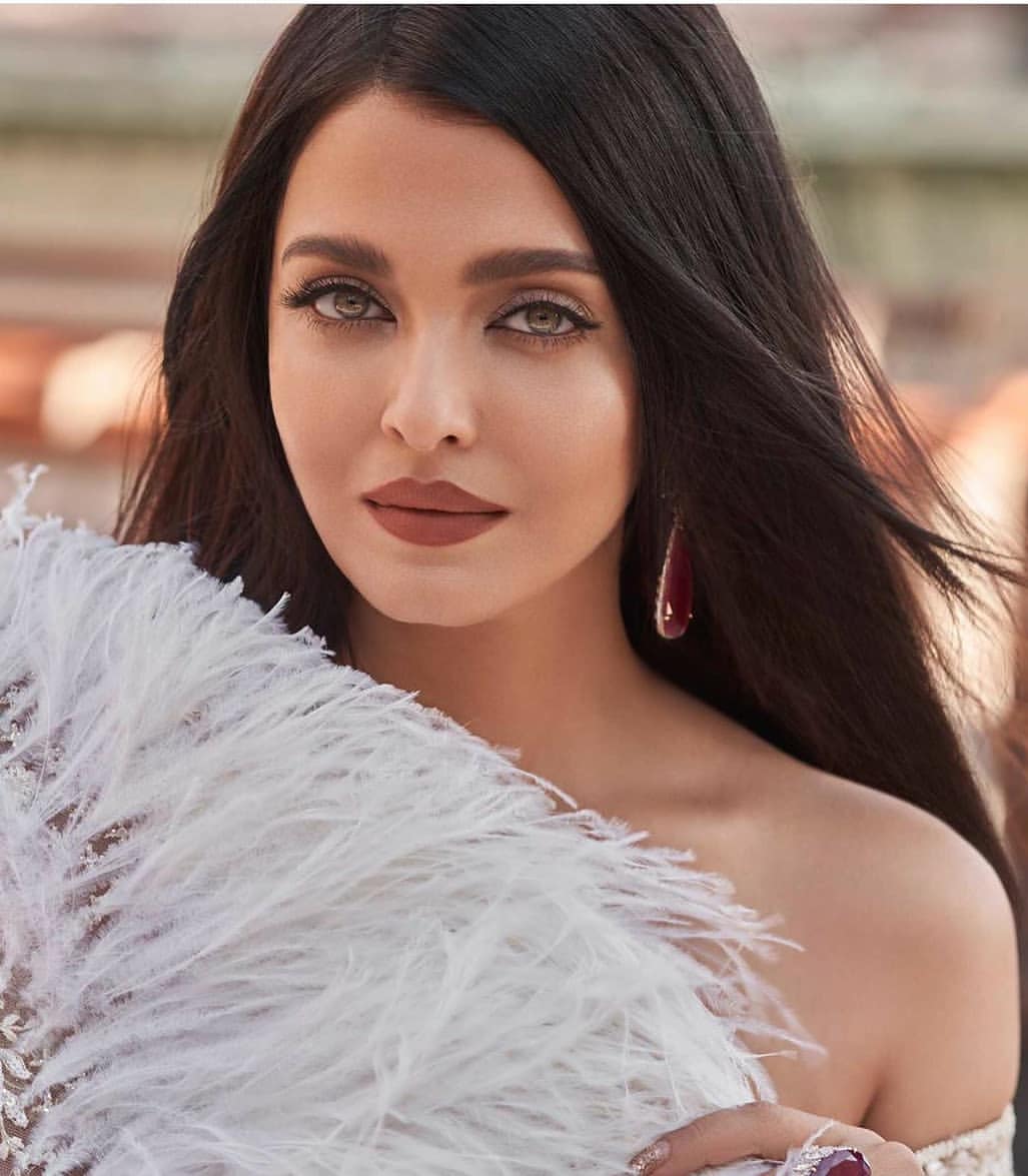 Alluring Aishwarya Rai Looking Hot In These Photoshoot