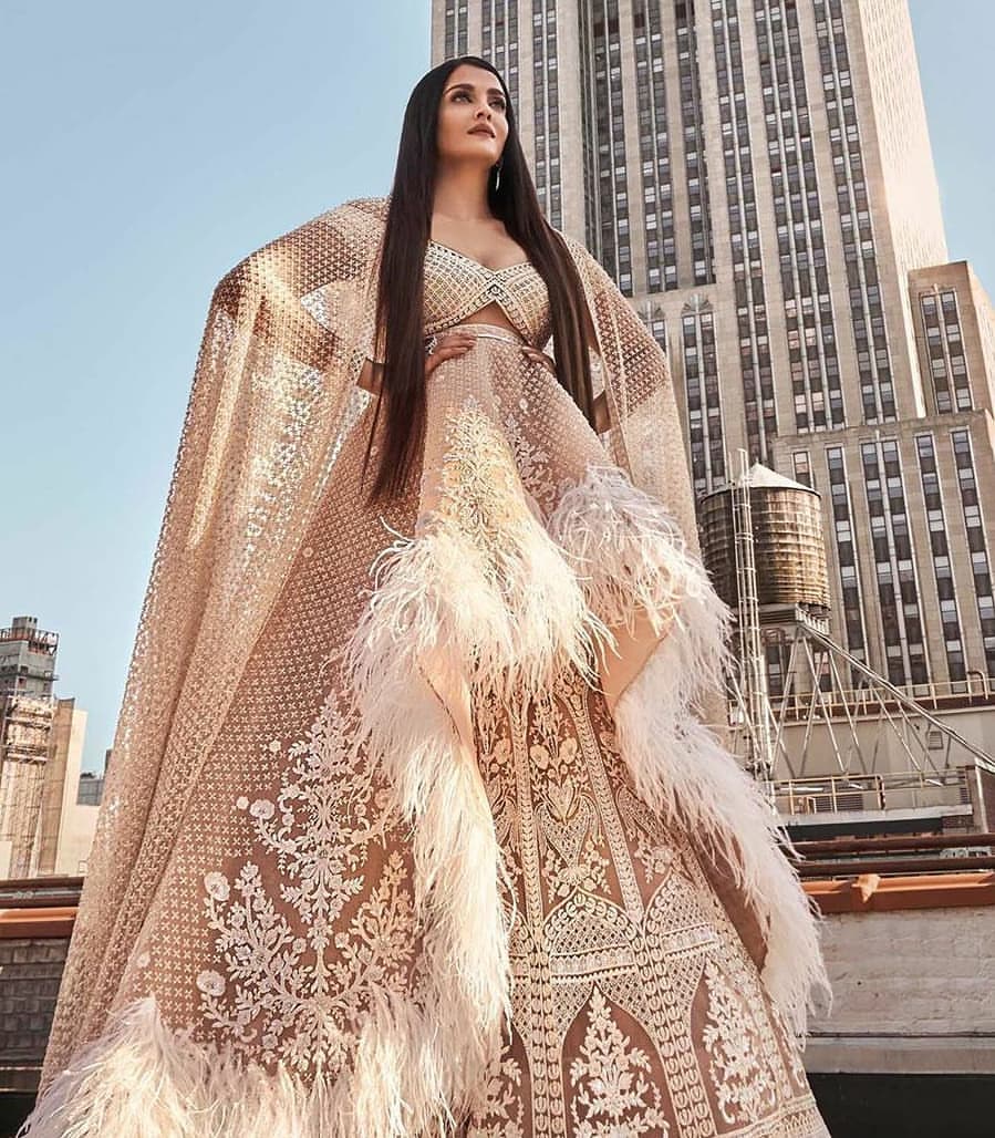 Alluring Aishwarya Rai Looking Hot In These Photoshoot