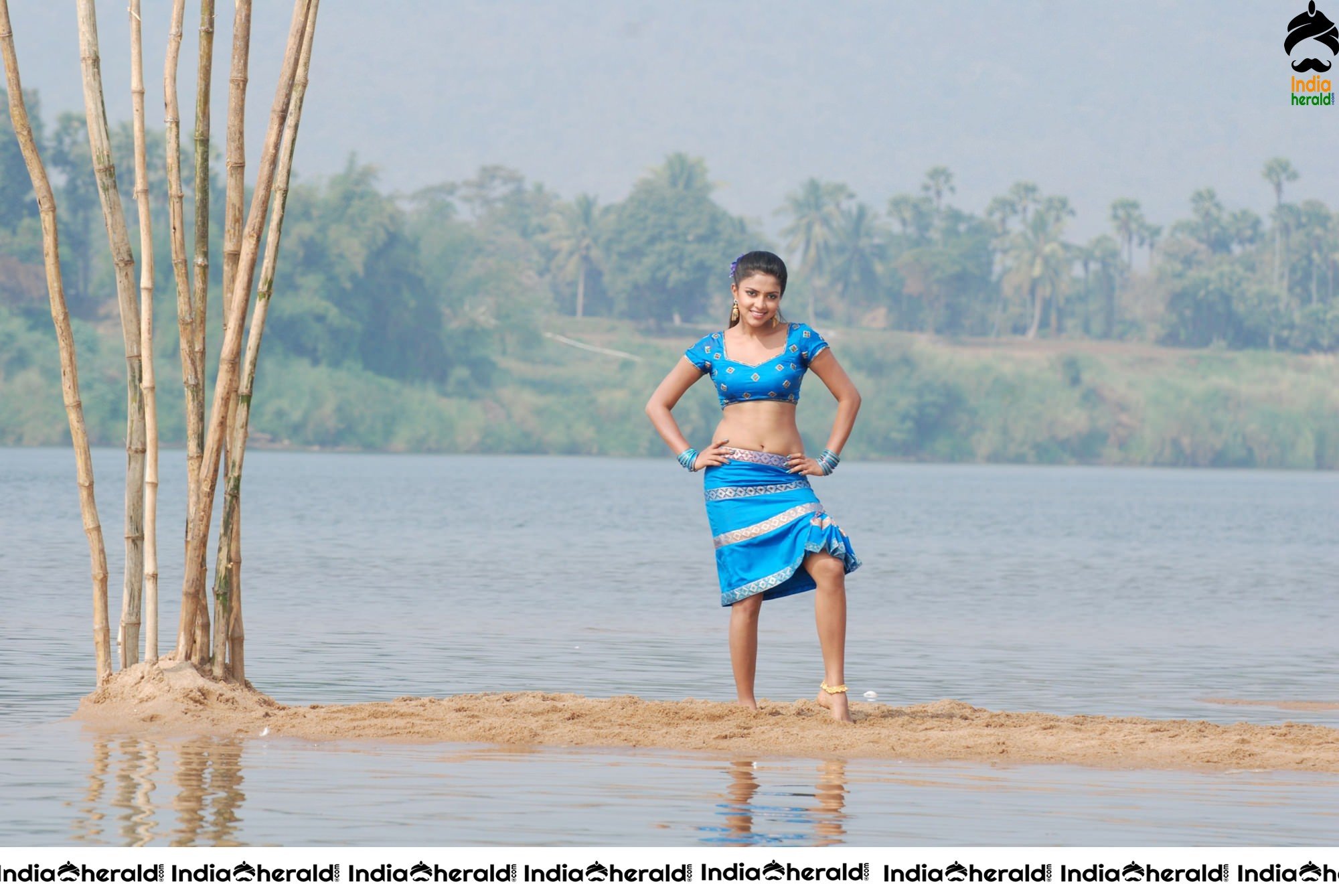 Amala Paul Dusky Babe flaunting her Hotness Set 1