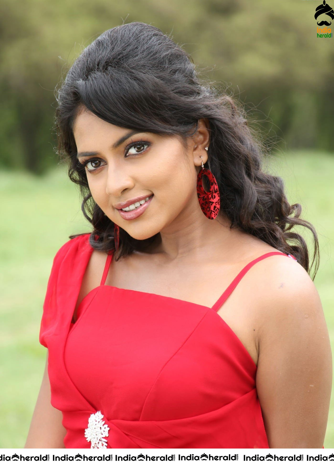 Amala Paul Dusky Babe flaunting her Hotness Set 2