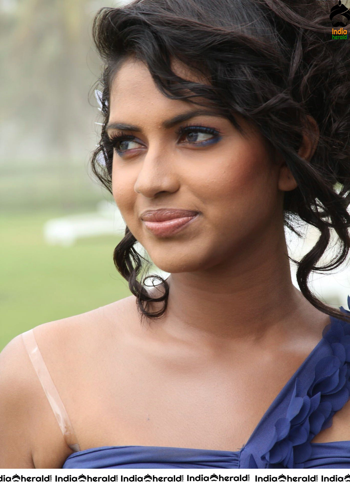 Amala Paul Dusky Babe flaunting her Hotness Set 2