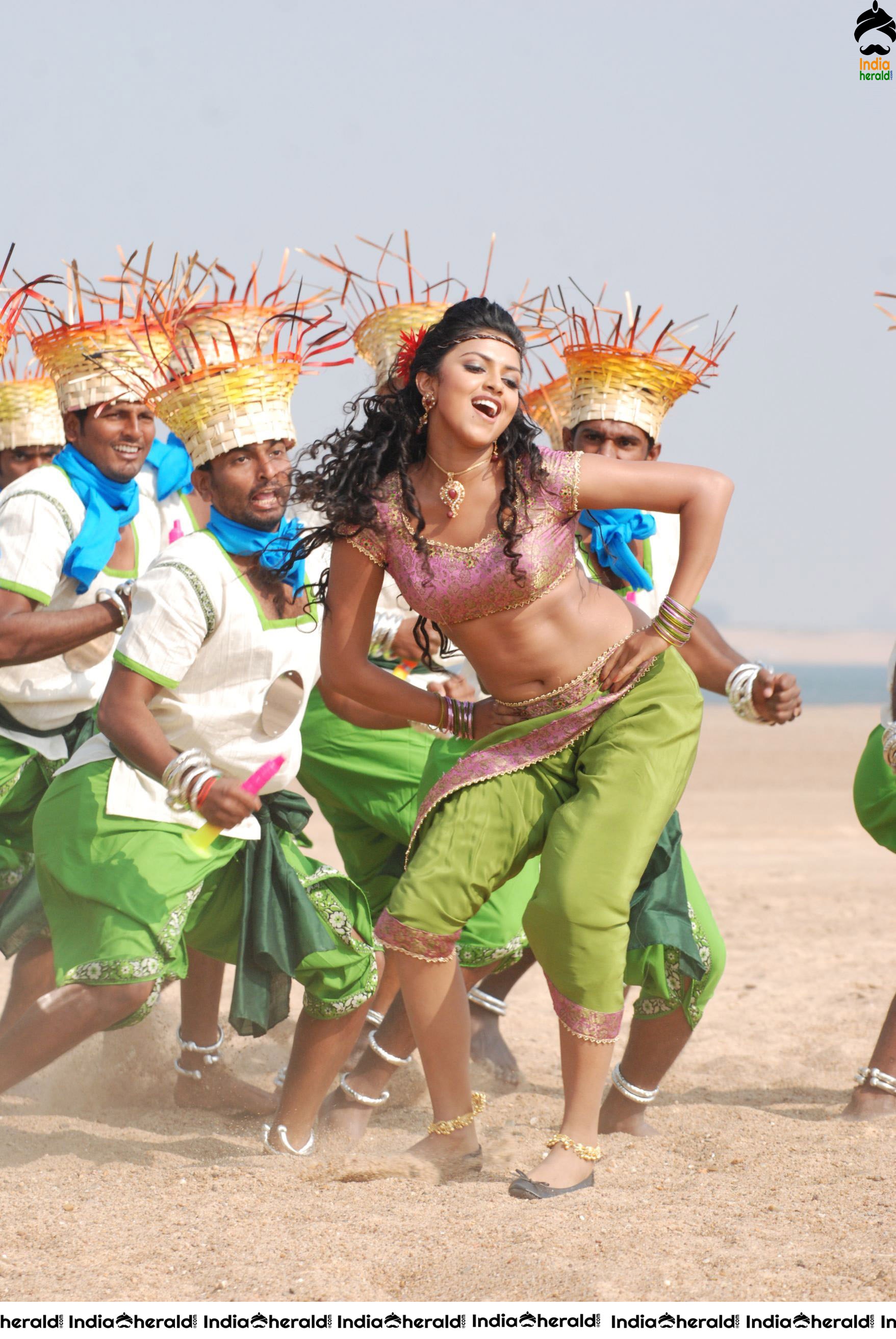 Amala Paul Dusky Babe flaunting her Hotness Set 2