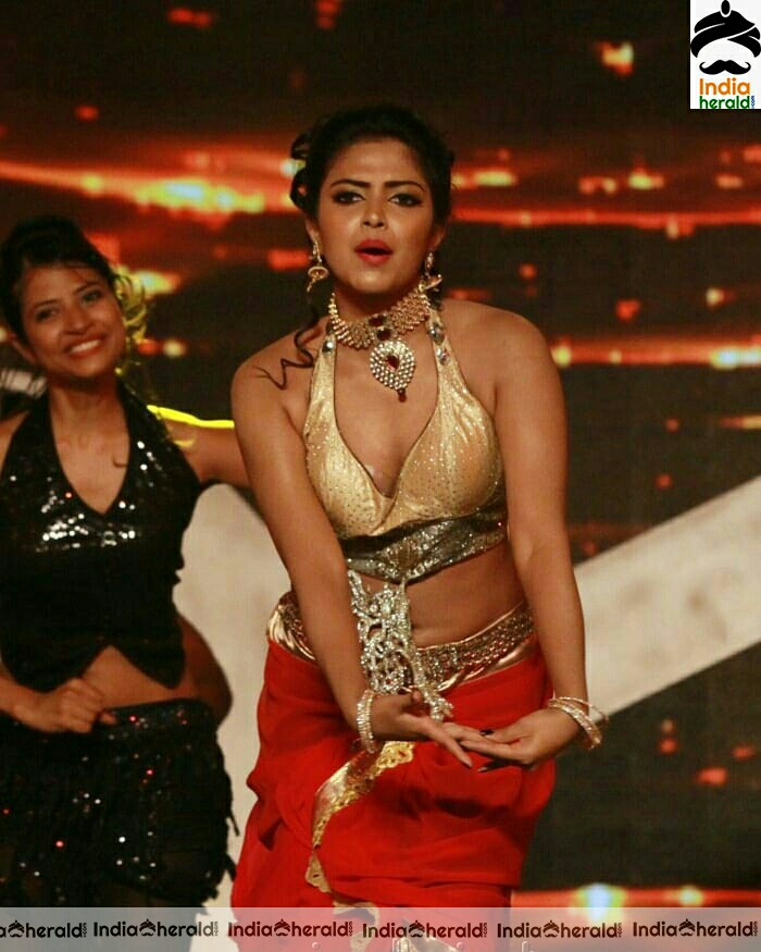 Amala Paul hot Exposing dance photos on the stage