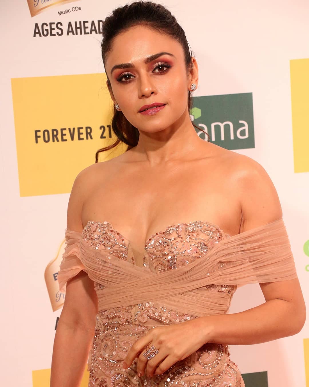 Amruta Khan Vilkar Oozing Hotness At An Award Show