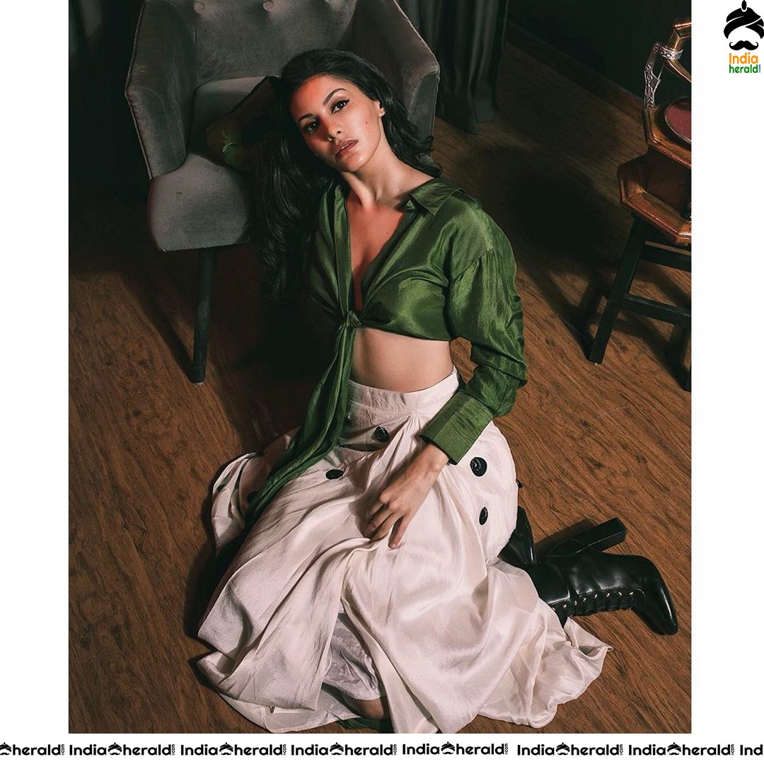 Amyra Dastur Hot Tempting and Exposing Photos Collection Set 2