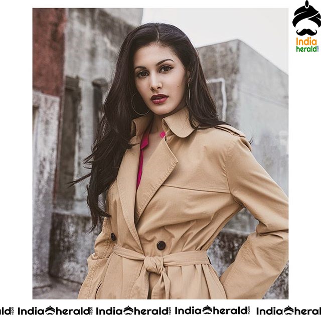 Amyra Dastur Hot Tempting and Exposing Photos Collection Set 2