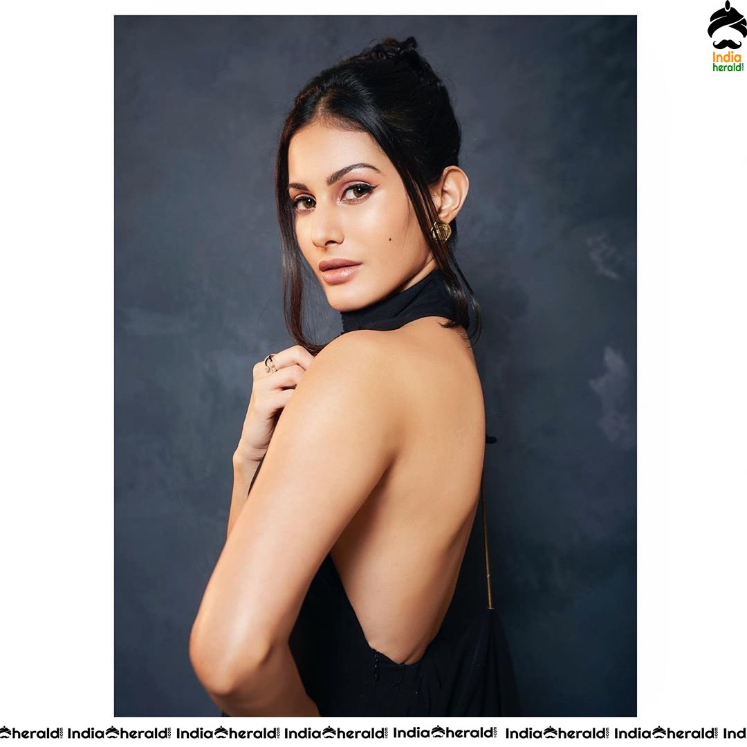 Amyra Dastur Hot Tempting and Exposing Photos Collection Set 3