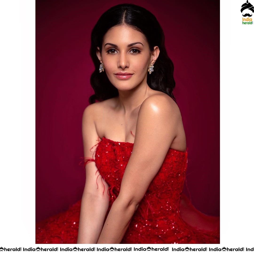 Amyra Dastur Hot Tempting and Exposing Photos Collection Set 3