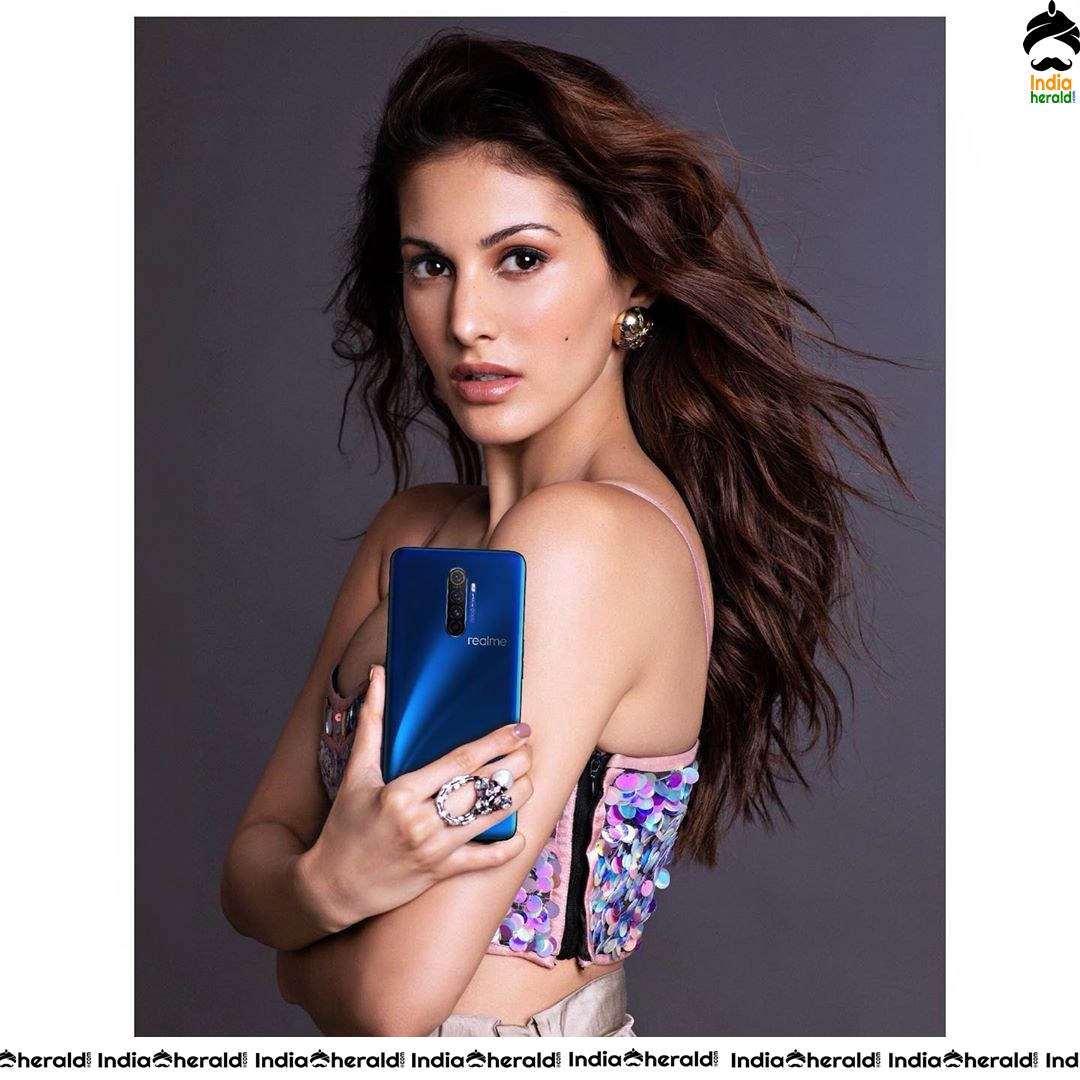 Amyra Dastur Hot Tempting and Exposing Photos Collection Set 5