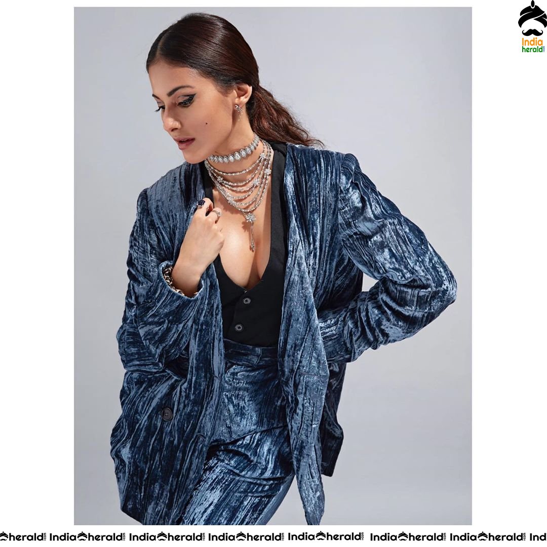 Amyra Dastur Hot Tempting and Exposing Photos Collection Set 6
