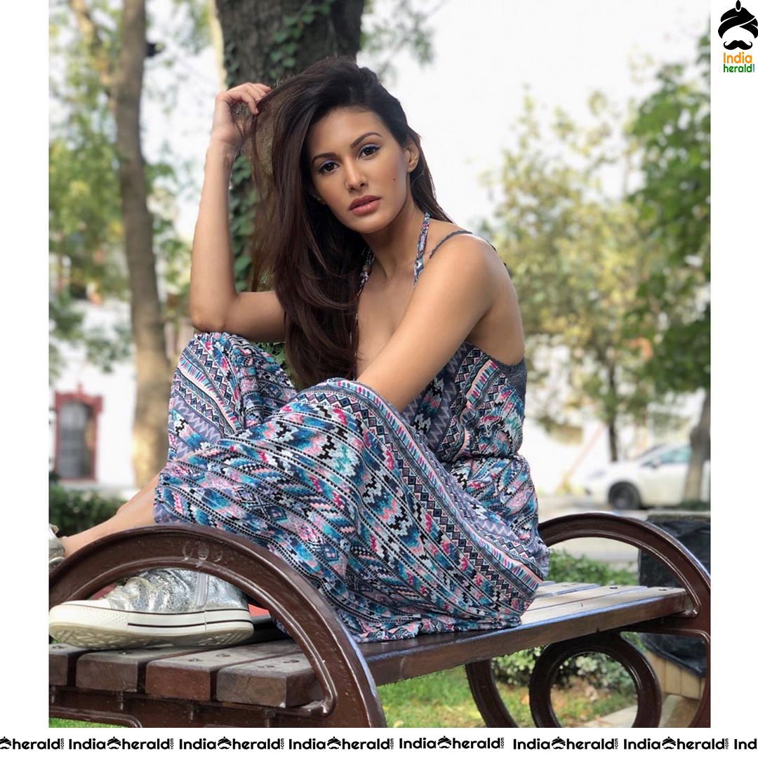 Amyra Dastur Hot Tempting and Exposing Photos Collection Set 7