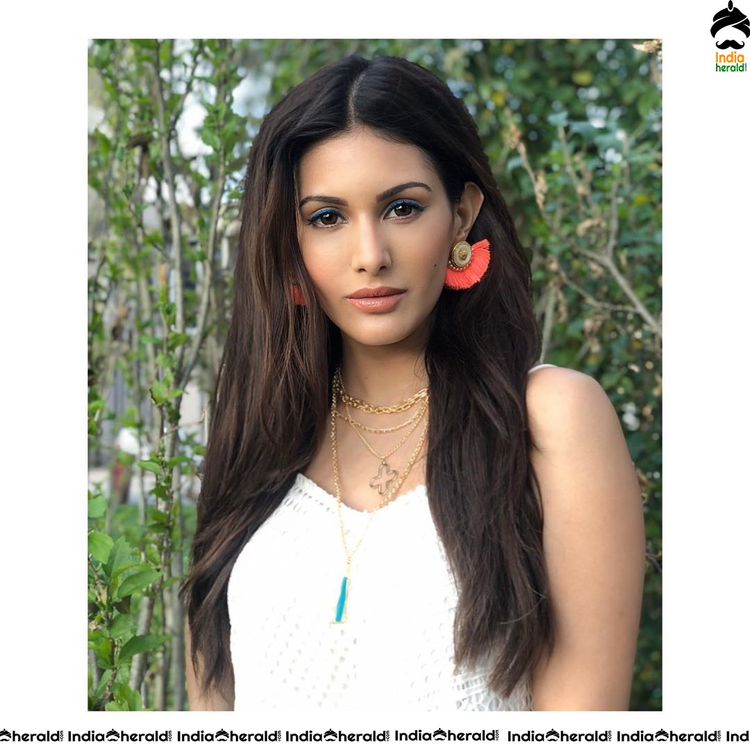 Amyra Dastur Hot Tempting and Exposing Photos Collection